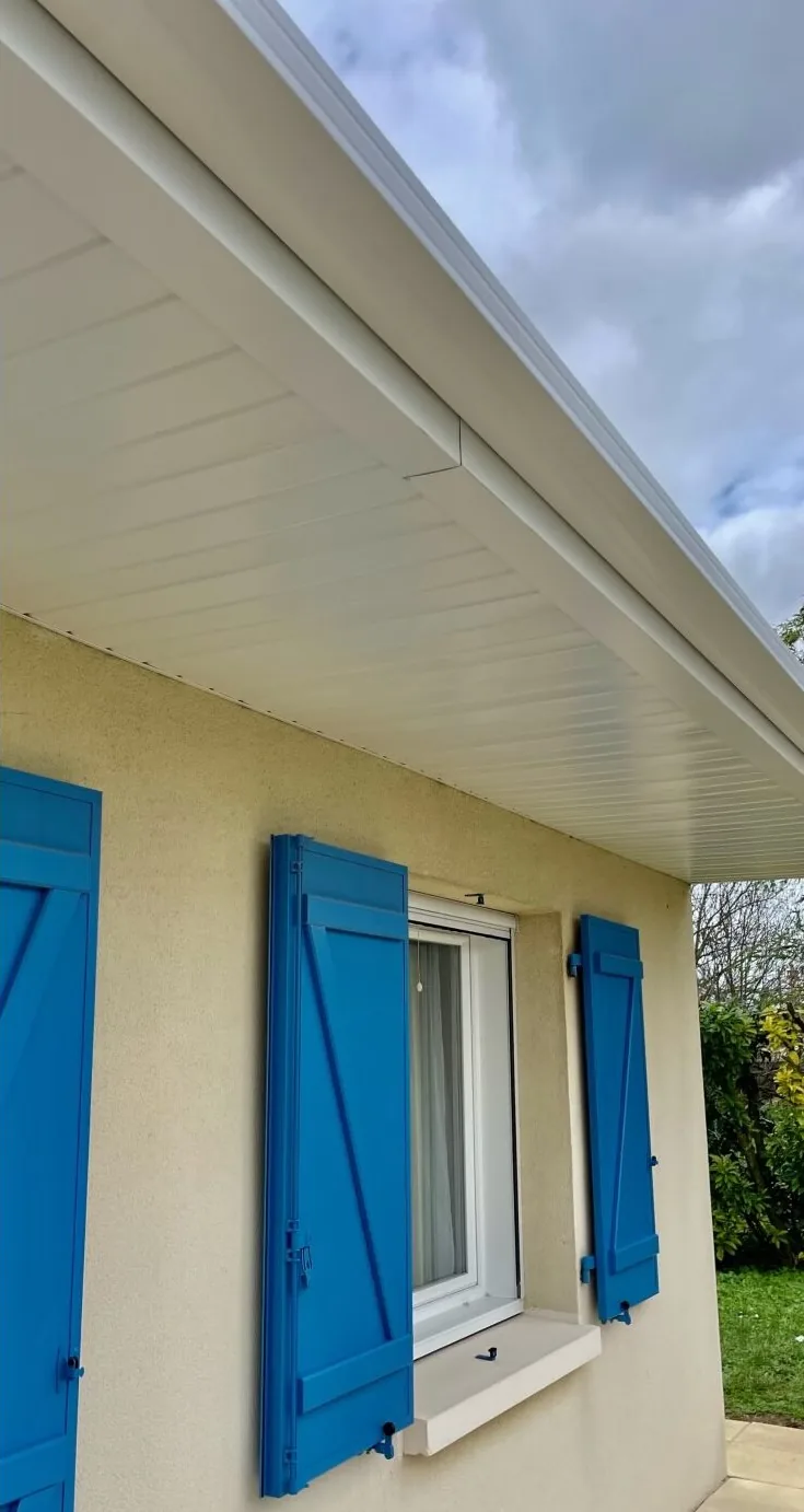 Plafond de débord de toit repeint en blanc par LMpro Couverture
