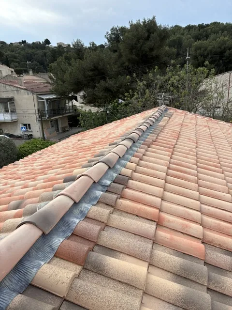 Faîtage neuf posé avec solin zinc sur une toiture en tuiles