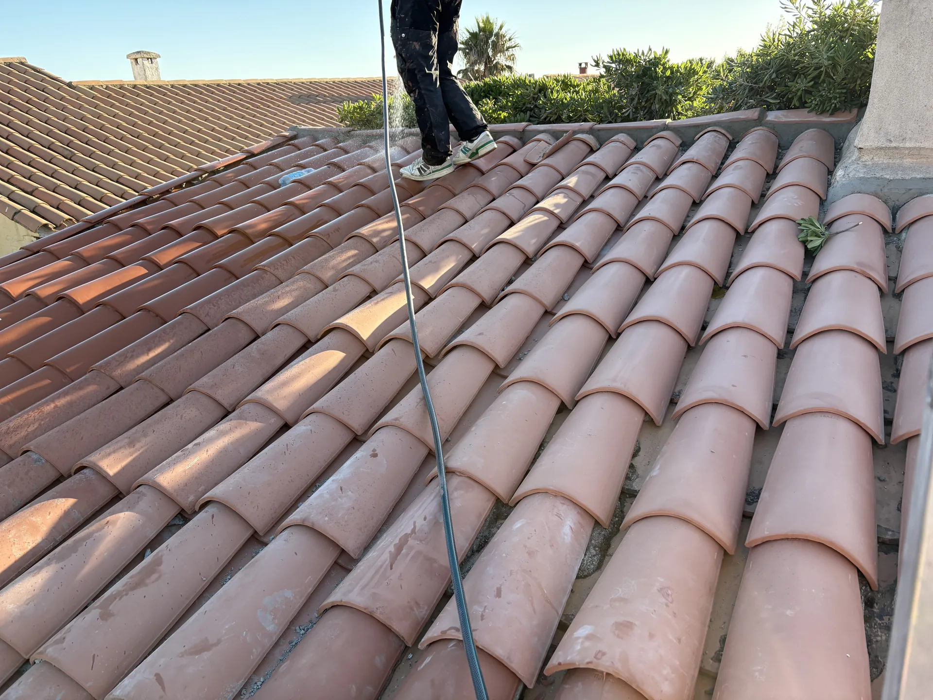 Toiture en tuiles rénovée par LMpro Couverture