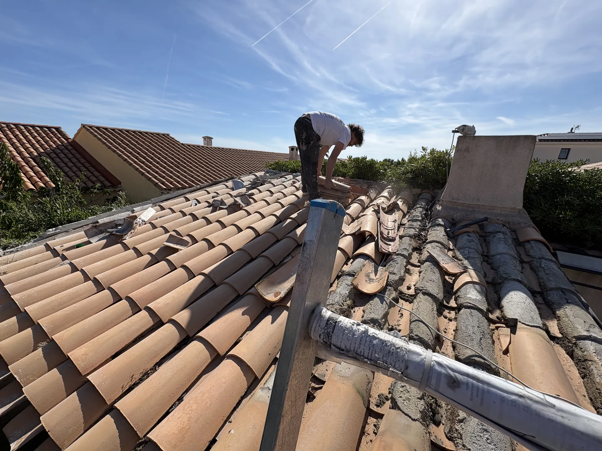 Réparation de faîtage et remplacement de tuiles de toiture