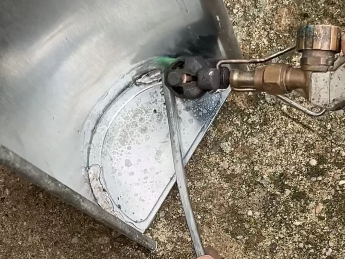 Soudure au chalumeau d'une pièce de zinguerie